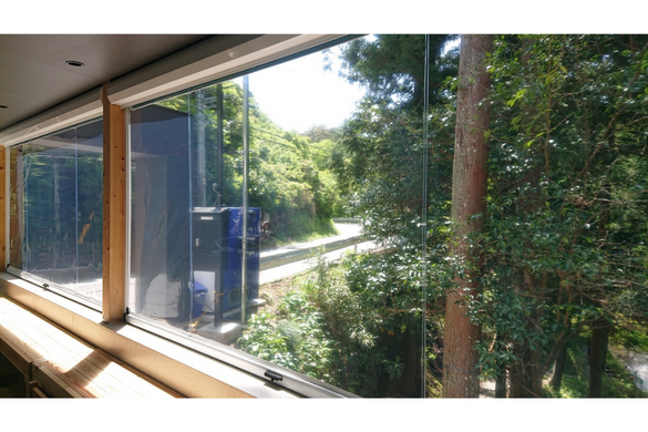 千葉県にある飲食サービス業の屋外スペースの窓用としてご採用いただきました